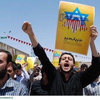 پوسترهای مجموعه 104 در راهپیمایی روز قدس در اصفهان