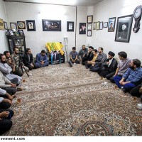 گزارش تصویری/دیدارطراحان گرافیک وفعالان نهضت مردمی پوسترانقلاب باخانواده های شهدای مدافع حرم وکارگاه تولیدپوسترفراخوان خط سرخ درمشهد
